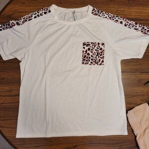 White/Leopard print tee
